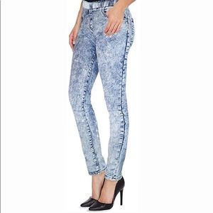 Women's denim jeans. Stretchy High Waisted Slim Fit Skinny Leg Pull On Jean.